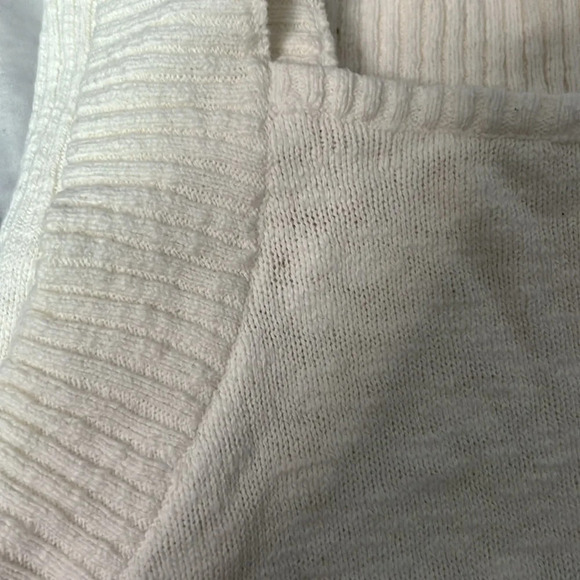 Fate White V-Neck Cold Shoulder Short Sleeve Sweater - size Medium - Picture 9 of 9